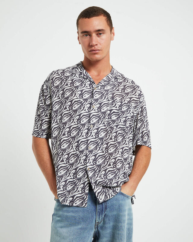 Trackless Resort Short Sleeve Shirt in Black, hi-res image number null